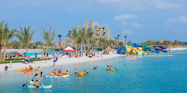 夏の日差しを避け、ベトナムの暑い晴れた日に旅行します。